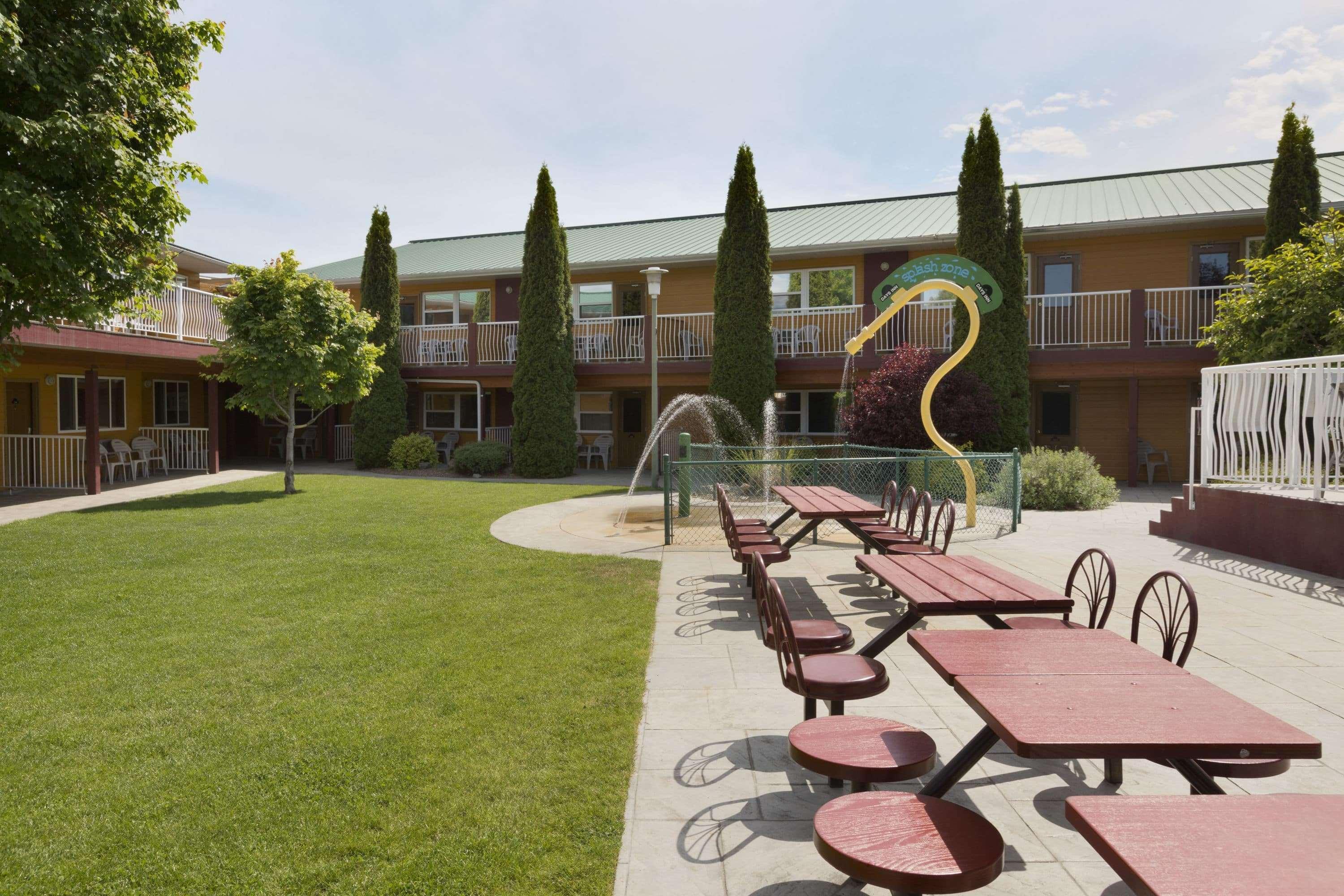 Days Inn By Wyndham Penticton Conference Centre Exterior photo